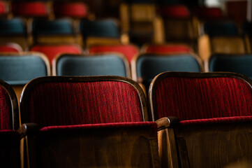 Sessel in einem alten Kino