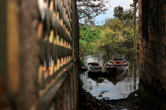 Canoas no dim do beco 
