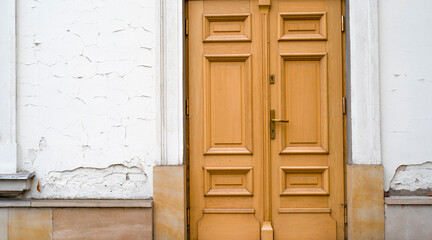 stare drewniane drzwi w kamienicy © Michael