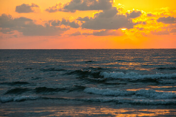 Obraz premium Beautiful clouds at sunrise on the beach at sea