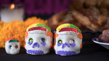 Ofrenda del día de muertos, con calaveras de dulce