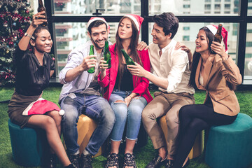 Obraz premium Celebration party of group office workers.