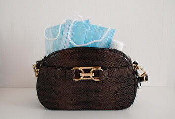 Porta sempre con te la mascherina