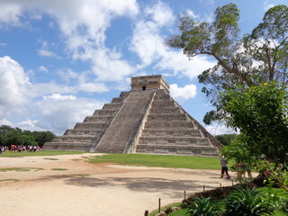 Fototapeta na wymiar The Mayan temple ruins of Chichen Itza and Tulum on the Yucatan Peninsula, Mexico