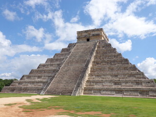 Obraz na płótnie Canvas The Mayan temple ruins of Chichen Itza and Tulum on the Yucatan Peninsula, Mexico