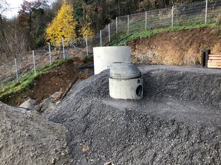 Obraz premium Aufbau von einem Abwasserschacht auf einer geschotterten Fläche