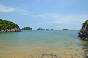 Obraz premium Sunny day View of Halong Bay from the beach.