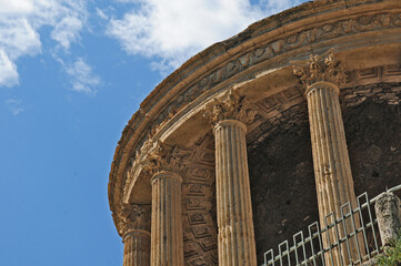 Tivoli - particolare del tempio della Sibilla	