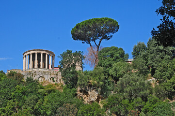 Tivoli - Parco Villa Gregoriana, vista sul tempio della Sibilla	
