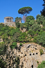 Tivoli - Parco Villa Gregoriana, vista sul tempio della Sibilla	