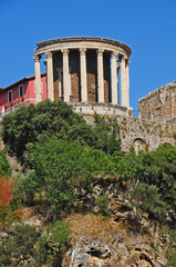 Fototapeta na wymiar Tivoli - Parco Villa Gregoriana, vista sul tempio della Sibilla 