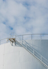 Gran estructura metálica blanca con escalera oxidada