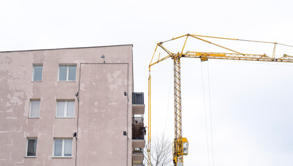 dźwig na budowie obok budynku © Michael