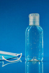 Desinfektionsgel auf Blau mit Maske und Spiegelung