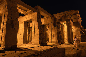 El templo de Kom Ombo por la noche iluminado, el templo dedicado a los dioses Sobek y Horus. Ciudad de Kom Ombo cerca de Aswer, Egypto