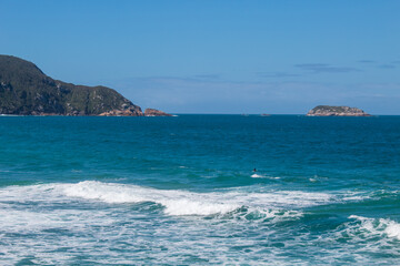 Mar a azul e a costa rochosa em Florianópolis, Praia do Santinho,  praia tropical, Santa Catarina, Brasil, florianopolis, 