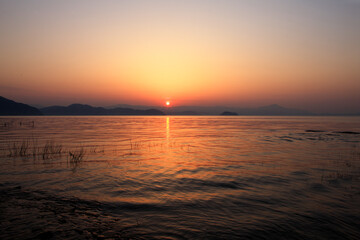 琵琶湖湖畔の日の出