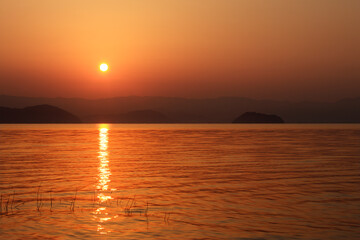 琵琶湖湖畔の日の出