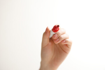 マーカーを持つ女性の手