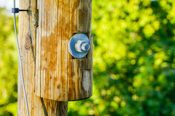 connecting a wooden round log structure with a metal screw