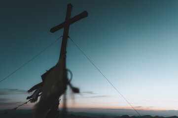 Gipfelkreuz am Riedberger Horn während dem Sonnenuntergang oder der blauen Stunde