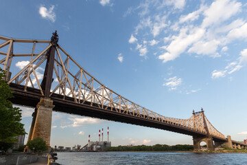 Fototapeta na wymiar Manhattan Bridge from Roosevelt Island