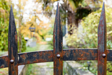 Clôture rouillée dans un jardin