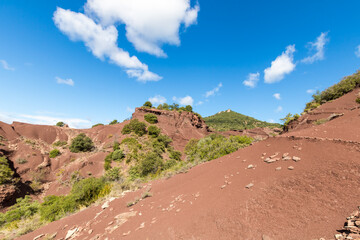 Paysage de roches rouges du Canyon du Diable à Saint-Saturnin-de-Lucian (Occitanie, France)