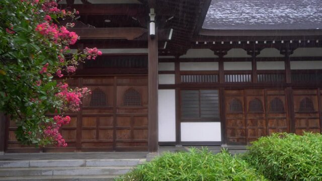 Most of the Buddhist buildings in Tokyo are built in wood with the ancient interlocking technique, their design is also influenced by Zen Buddhism.
