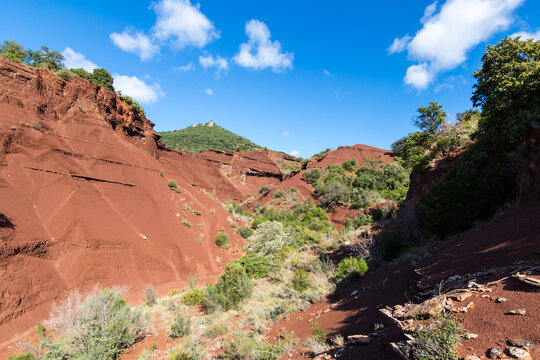 Paysage de roches rouges du Canyon du Diable &agrave; Saint-Saturnin-de-Lucian (Occitanie, France)