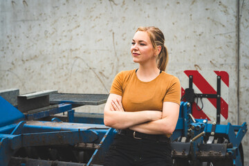 Agrarberufe - erfolgreiche Frauen in der Landwirtschaft, junge Landwirtin steht nachdenklich  vor...