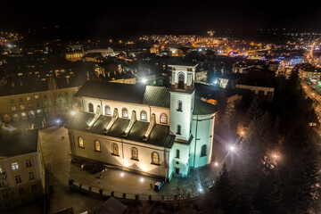 Gorlice, bazylika w centrum miasta wieczorem, widok z drona