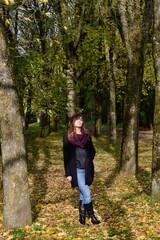 Obraz premium Jeune femme qui se promène dans un parc