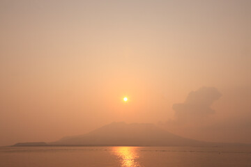 Fototapeta na wymiar 天保山からの桜島の朝