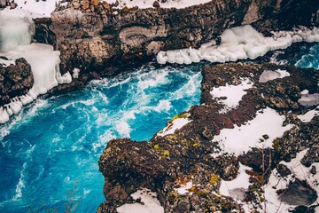 Rocha e riacho Islândia