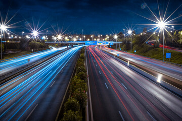 Fototapeta na wymiar Carretera pasando coches y luces de los coches en ambas direcciones por obturación lenta.