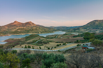 Naklejka premium Una panorámica del Parque natural de la Sierra de Grazalema en la provincia de Cádiz.