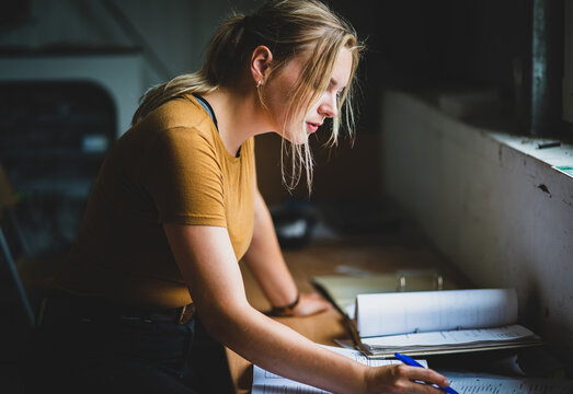 Dokumentation und Buchf&uuml;hrung in der Landwirtschaft, junge Landwirtin im Stallb&uuml;ro - Symbolfoto.