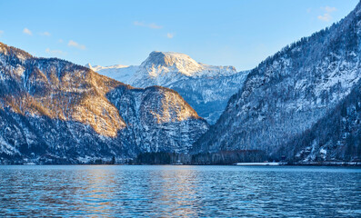 Obraz premium Hallstatt lake at sunny day, blue sky and mountain Dachstein. Winter, Salzkammergut region, Austria.