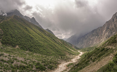 Obraz premium Gangotri is one of the main Hindu holy places of pilgrimage in the Himalayas. The trail from Gangotri to Gomukh runs between the mountain peaks.