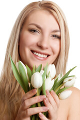 lachende Frau hält Tulpen