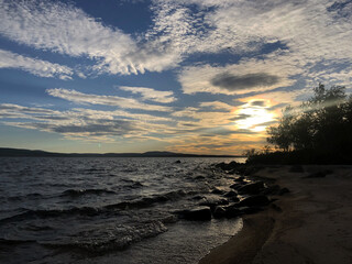 Obraz premium beautiful sunset in the North of Russia outside the city on the lake