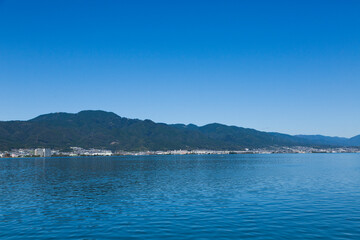 Fototapeta na wymiar 湖上からの比叡山