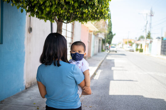 Madre e hijo con cubrebocas