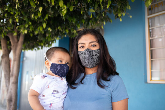 Madre e hijo con cubrebocas