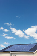 Fototapeta premium 太陽光発電と青空