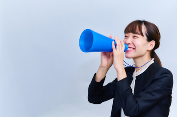 メガホンで応援する女性
