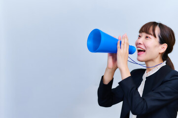メガホンで応援する女性