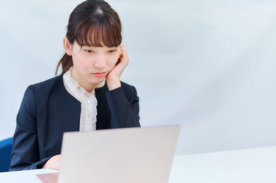 デスクワークをする女性