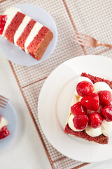 Torta red velvet crema de queso bizcocho de limon teñido de rojo topping de frutillas plano...